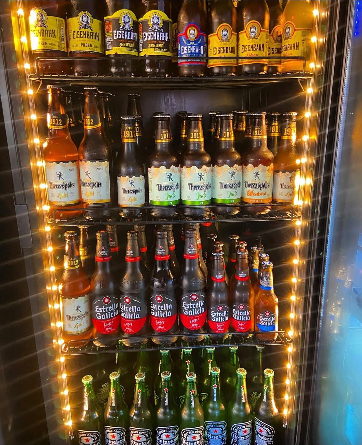 Geladeira com bebidas do Recanto da Família
