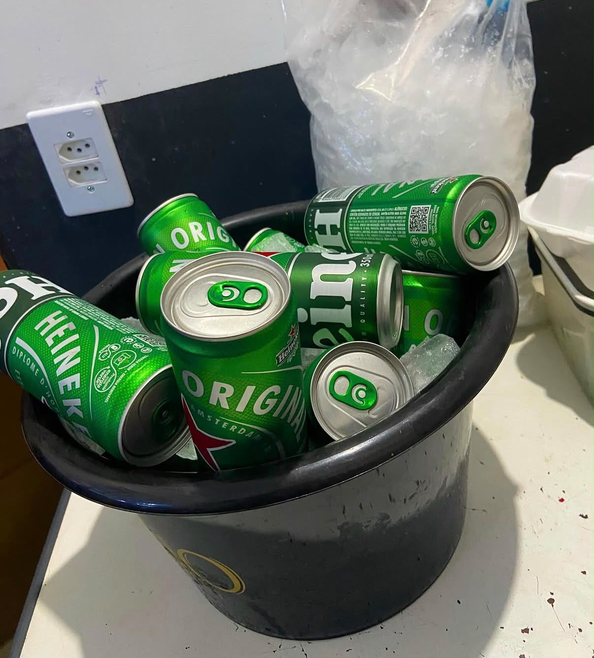 Latas no baldão do Recanto da Família